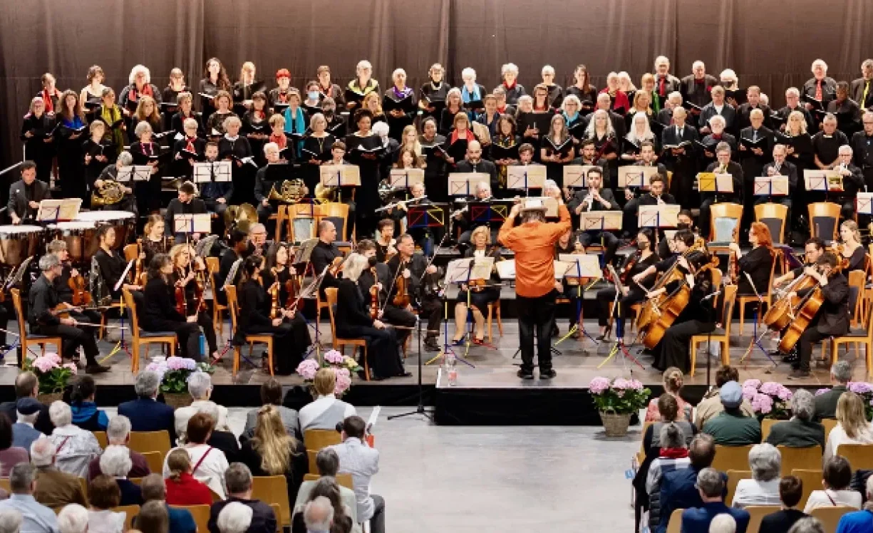 Carmina Burana Post LinedIn Foto Orchster Singer