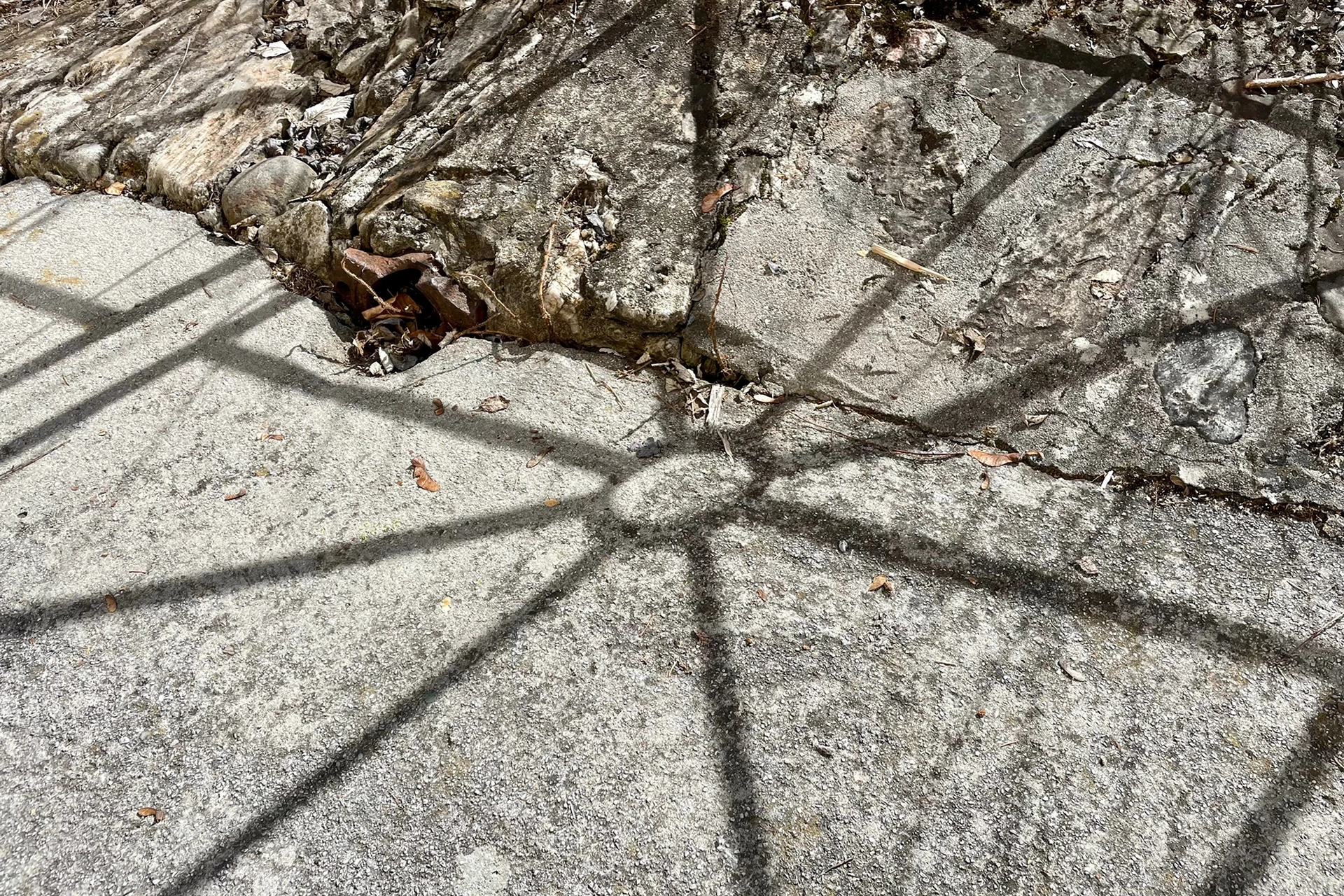 Foto - Geländerschatten vor dem Kulturlabor Nairs zum Inn hin-1920